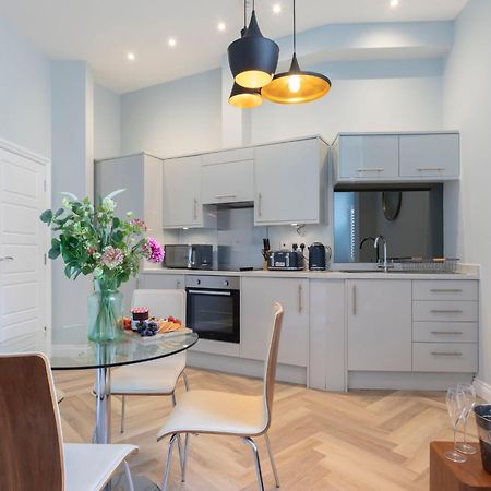 Elliot Oliver - Stylish 2 Bedroom Town Centre Apartment Cheltenham Buitenkant foto