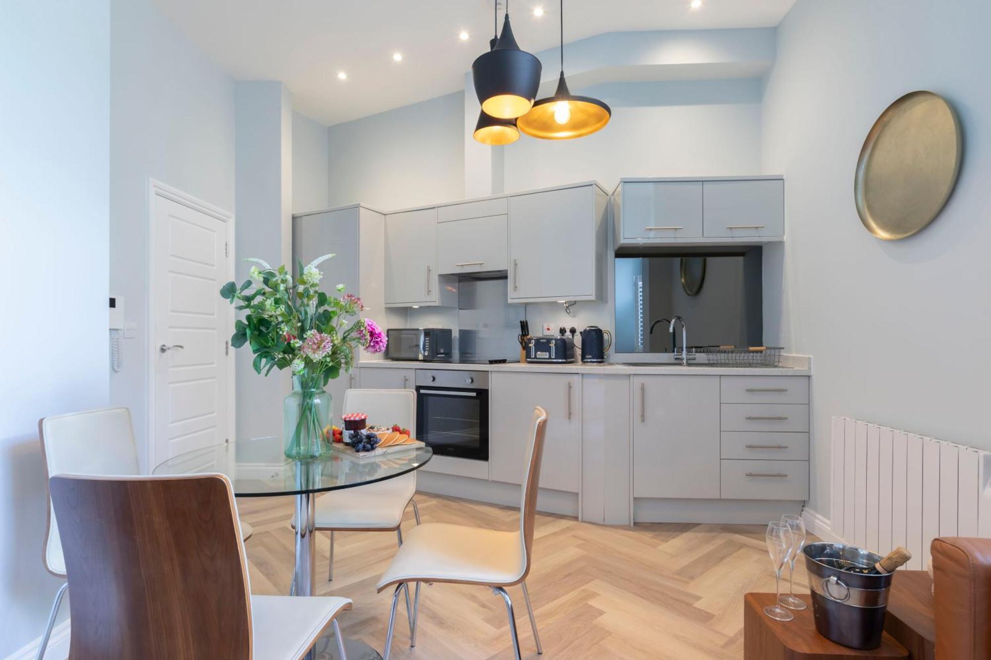 Elliot Oliver - Stylish 2 Bedroom Town Centre Apartment Cheltenham Buitenkant foto