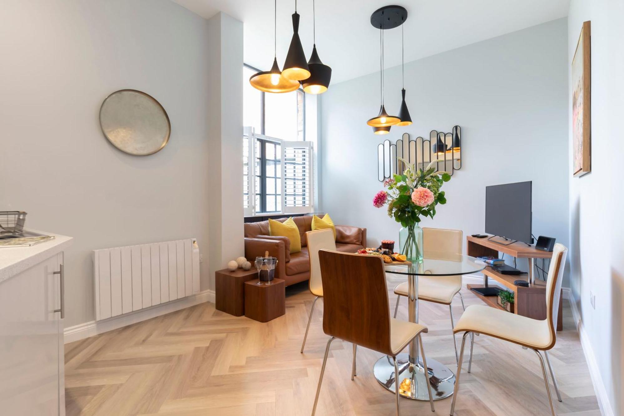 Elliot Oliver - Stylish 2 Bedroom Town Centre Apartment Cheltenham Buitenkant foto