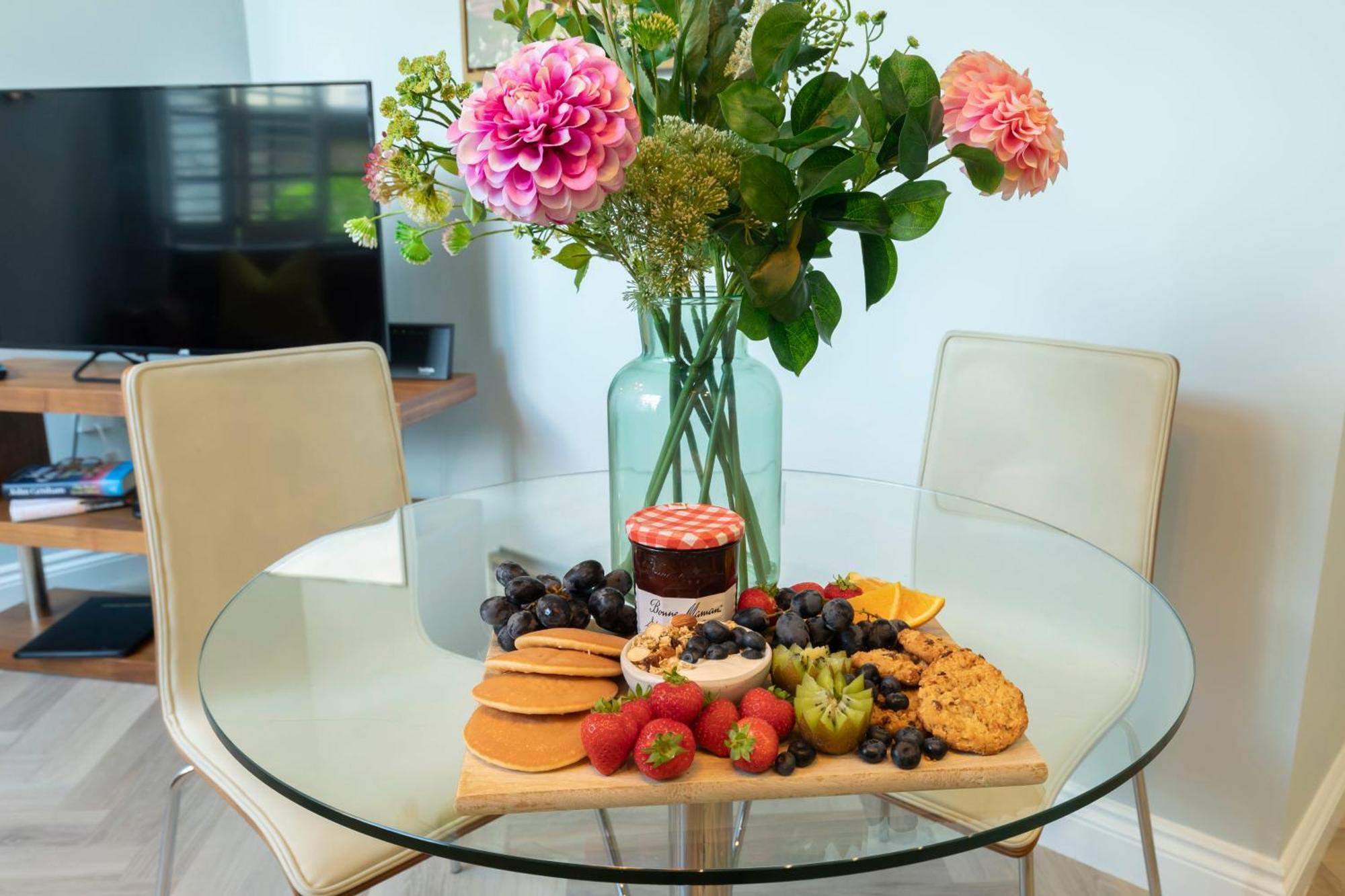 Elliot Oliver - Stylish 2 Bedroom Town Centre Apartment Cheltenham Buitenkant foto
